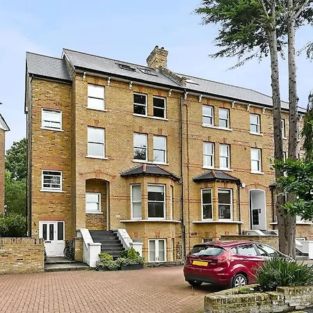 Ealing Broadway - Lovely 2-Bedroom Flat With Offstreet Parking